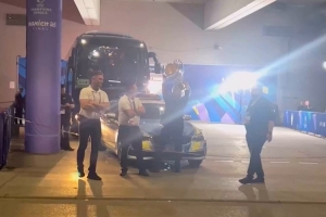 澳门百家乐平台-气氛搞起来！巴黎总监坎波斯举着奖杯跳舞，亲自将奖杯送上大巴